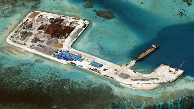 Trung Quốc đang ráo riết xây đảo nhân tạo, quân sự hóa biển Đông. Ảnh: IHS