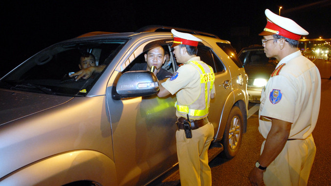CSGT kiểm tra nồng độ cồn của lái xe. Ảnh: Hồng Vĩnh
