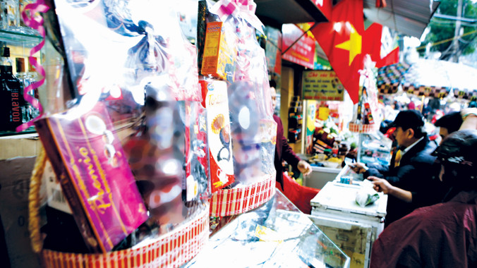 Những giỏ quà Tết như thế này đang được bán với giá vài triệu đồng và khá hút khách. Ảnh: Như Ý