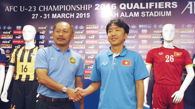 HLV Ismail Razip (trái) và HLV Miura đều khẳng định chiến thắng ở trận mở màn sẽ thuộc về đội bóng của mình. Ảnh: VSI