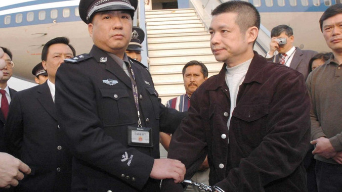 Một quan tham Trung Quốc biển thủ 485 triệu USD bị bắt đưa về nước năm 2014. Ảnh: SCMP