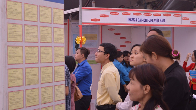 Người lao động tìm kiếm thông tin việc làm ở TPHCM. Ảnh: Việt Văn