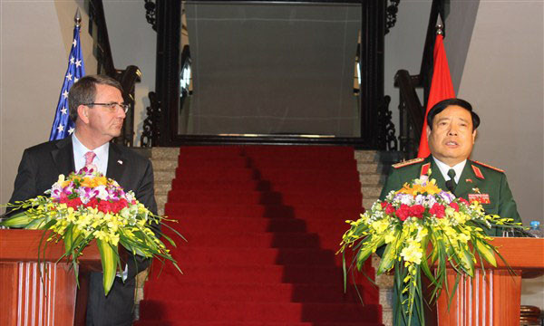 Bộ trưởng Quốc phòng Phùng Quang Thanh và Bộ trưởng Quốc phòng Hoa Kỳ Ashton Carter.