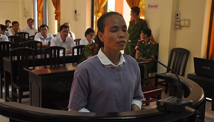 Bị cáo Mai Thị Tuyết Linh tại tòa.