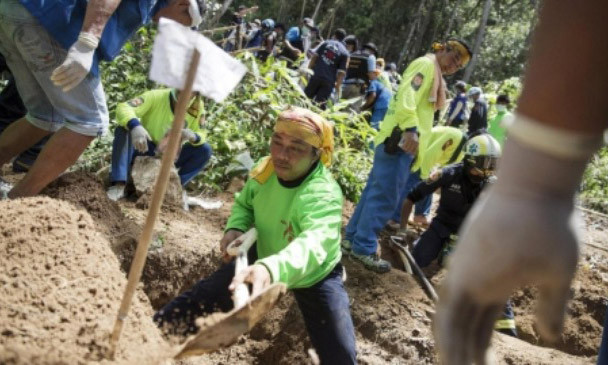 Cảnh sát Thái Lan hồi đầu tháng cũng phát hiện những ngôi mộ tương tự, chôn ít nhất 33 thi thể ở khu vực biên giới.