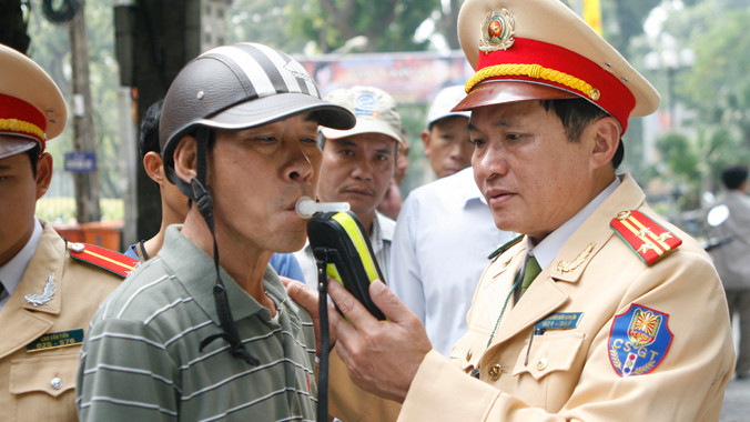 CSGT kiểm tra nồng độ cồn đối với người điều khiển phương tiện tại khu vực trước một quán bia ở Hà Nội. Ảnh: Minh Đức