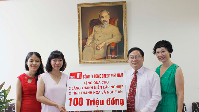Home Credit trao tặng 100 triệu đồng cho hai Làng Thanh niên lập nghiệp
