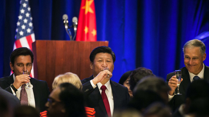 Chủ tịch Trung Quốc Tập Cận Bình (giữa) và giám đốc điều hành hãng Ford Mark Fields (bìa trái) và Thống đốc bang Washington Jay Inslee (bìa phải. Ảnh: Seattle Times