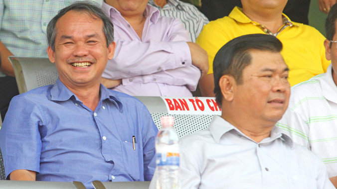 Bầu Đức (trái) vẫn vui vẻ dù HAGL của ông thất bại trước ĐTLA ở lượt trận thứ 2 V-League cuối tuần qua. Ảnh: Dương Thu