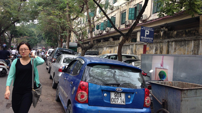 Xe đỗ kín vỉa hè lòng đường phố Quán Sứ. Ảnh: Hà Anh