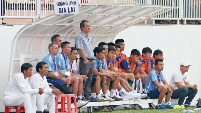 Bầu Đức (đứng) và BHL HAGL thẫn thờ khi đội nhà không thắng được đội cuối bảng Đồng Nai trên sân nhà chiều 19/4. Ảnh: VSI
