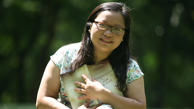 Dịch giả Chu Thu Phương và cuốn “Khúc đệm trữ tình”. Ảnh: An Thành Đạt