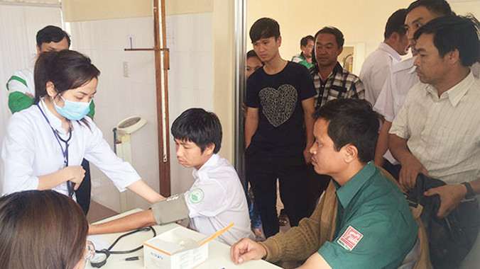 Khám sức khỏe làm hồ sơ lái xe tại Hà Nội. Ảnh: Hồng Vĩnh