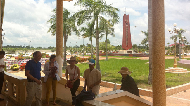 Những ngày này đã có nhiều thân nhân đến viếng mộ trong các nghĩa trang liệt sỹ (ảnh ở Nghĩa trang liệt sỹ quận Ô Môn). Ảnh: Sáu Nghệ