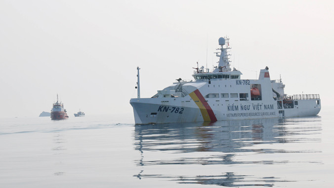 Tàu kiểm ngư 782 và các tàu khác trong đội hình tìm kiếm máy bay Su 22