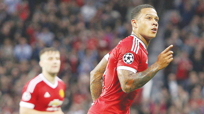 Memphis Depay ăn mừng bàn thắng vào lưới Bruges ở trận lượt đi vòng play-off Champions League rạng sáng 19/8. Ảnh: Mailonline