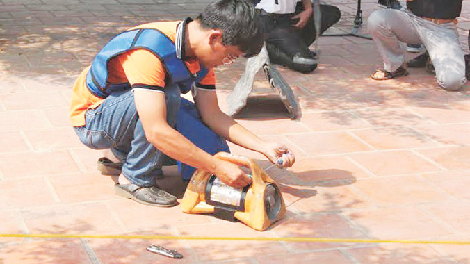 Gắn thiết bị giám sát nguồn phóng xạ tại Công ty TNHH APAVE Châu Á - Thái Bình Dương. Ảnh: Tuấn Kiệt