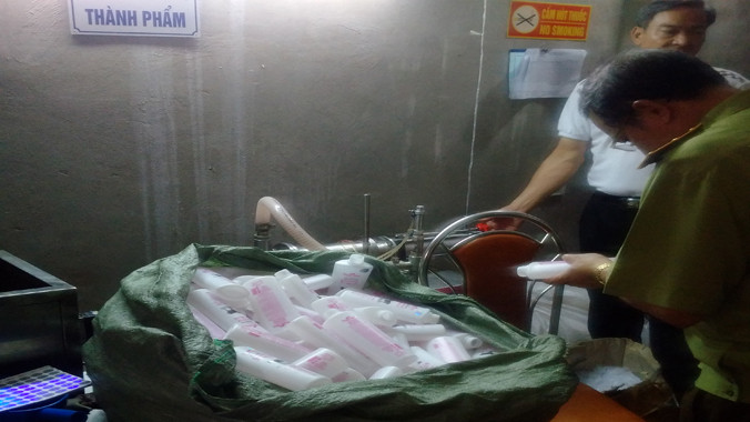 Mỹ phẩm cao cấp được sản xuất như nấu cám lợn. Ảnh: Đức Huy