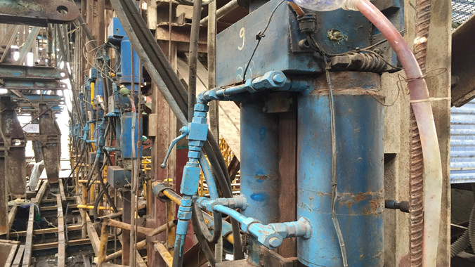 Một bộ phận trong hệ thống kích thủy lực tại giàn giáo bị sập. Ảnh: Minh Thùy