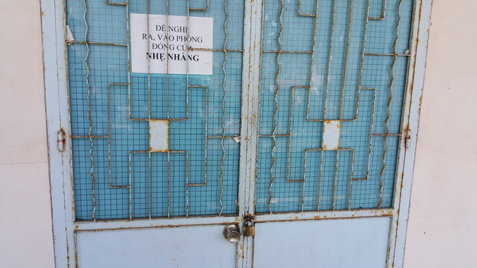 Mặc dù hẹn chúng tôi đầu giờ chiều đến bán hồ sơ nhưng mãi đến 14 giờ mới có người đến mở cửa phòng và vẫn không bán hồ sơ.