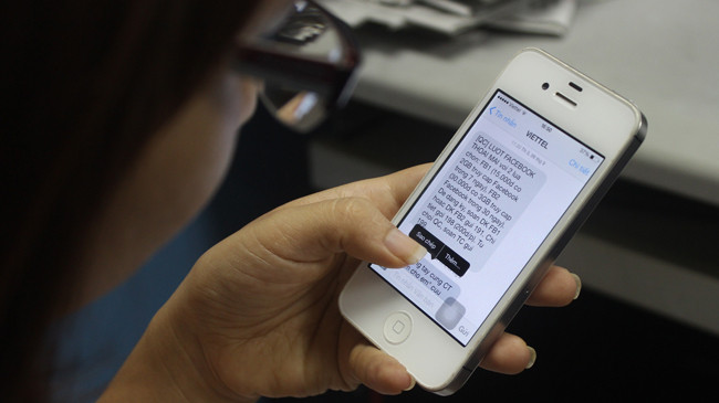 Chị Nguyễn Thị H. rất bức xúc vì mỗi ngày phải nhận hàng chục tin nhắn rác. Ảnh: N.H