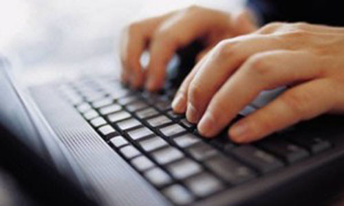 Thấy việc dọa nạt chưa có kết quả, Tuấn thúc giục Bình viết bài. Ảnh minh họa