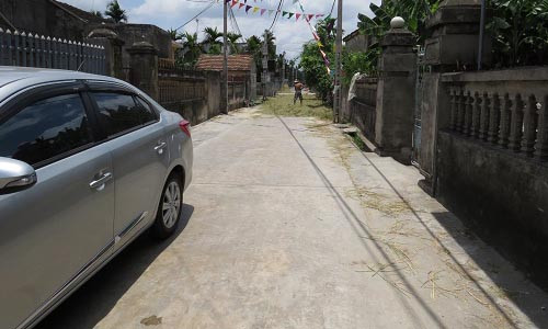 Con đường nơi nhóm côn đồ kéo nhau vào làng truy sát ông Đố. Ảnh: Giadinh.net