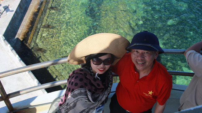 Nhà báo Toan Toan và GS Nguyễn Quang Ngọc - người nghiên cứu và tuyên truyền chủ quyền biển đảo - tại quần đảo Trường Sa. Ảnh: H. AN