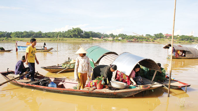 Những phận đời di động trên sông Lam. Ảnh: Việt Hương