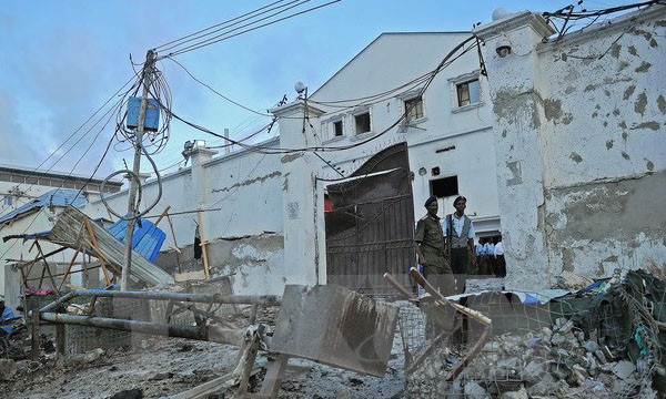 Lực lượng an ninh tại hiện trường sau vụ tấn công ở khách sạn Maka Almukara ngày 27/3. (Ảnh: AFP/TTXVN)