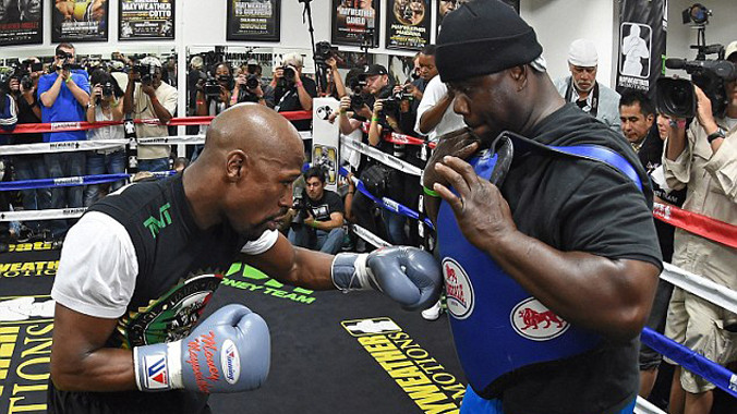 Floyd Mayweather (trái) trong một buổi tập trước thềm trận đấu với Manny Pacquiao. Ảnh: Getty Images