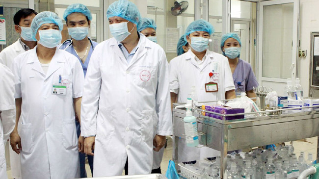 Bộ Y tế kiểm tra công tác phòng chống dịch tại BV Bệnh Nhiệt đới T.Ư. Ảnh: T.Hà