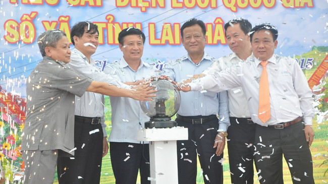 Các đại biểu thực hiện nghi thức lễ mừng công. Ảnh: Ngọc Tuấn