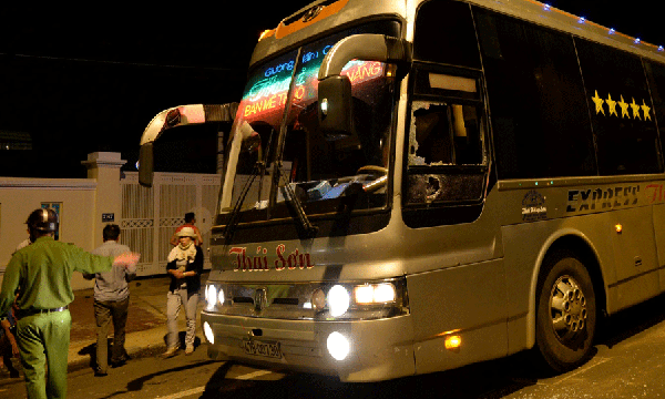 Chiếc xe khách Thái Sơn bị côn đồ ném vỡ kính. Ảnh: Báo Gia Lai