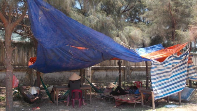 Nhà máy gây ô nhiễm, người dân lập lều dựng trại phản đối