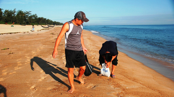 Dân địa phương chỉ cần đi dọc bờ biển là bắt được một lượng lớn hải sâm