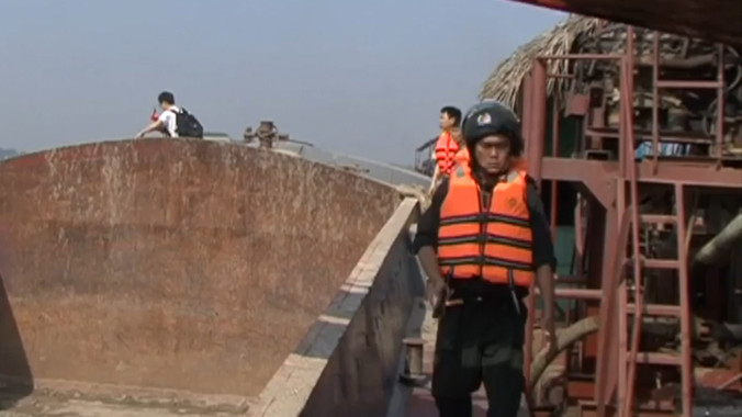 Lực lượng chức năng triệt phá cát tặc trên sông Hồng ngày 14/4. Ảnh: LD