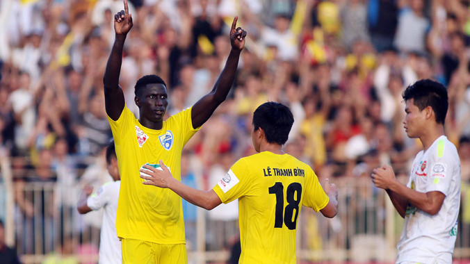 Trong khi Thanh Hóa (trái) vươn lên dẫn đầu V-League thì HAGL (phải) vẫn chưa biết mùi chiến thắng trận thứ 11 liên tiếp và chìm sâu dưới đáy bảng. Ảnh: VSI