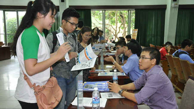 Thí sinh được tư vấn trong ngày nộp hồ sơ đầu tiên tại ĐH Bách khoa Hà Nội. Ảnh: Hồ Thu