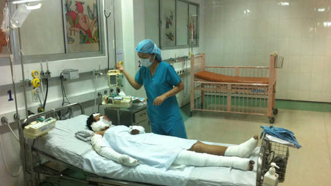 Em L. tại khoa bỏng tạo hình Bệnh viện Nhi đồng 1 TPHCM. Ảnh: Quốc Ngọc