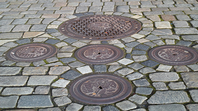 Nền đường và nắp cống ở Bergen. Ảnh: Trần Thu Dung
