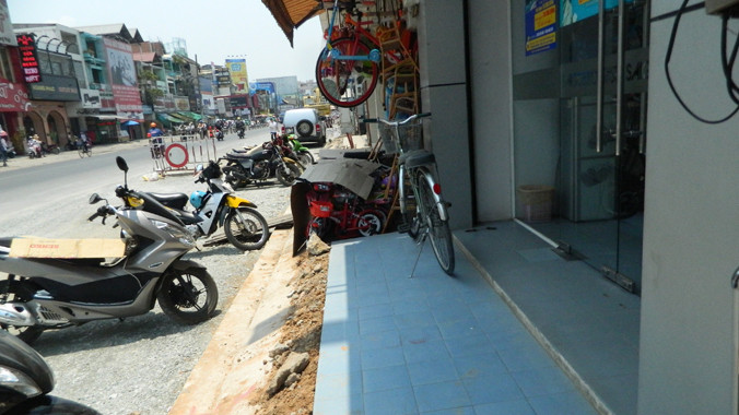 Vỉa hè đường Nguyễn Oanh (TPHCM) chỉ còn 1m