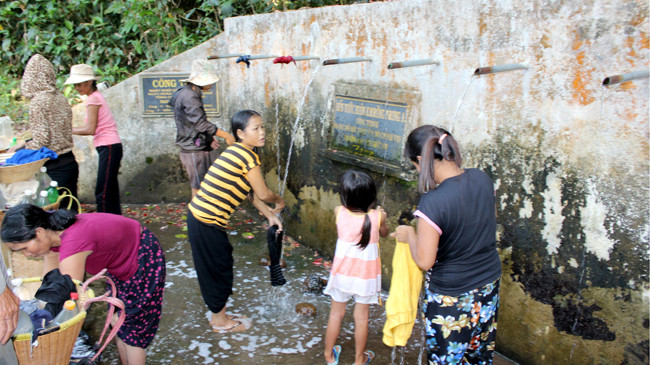 Người dân sinh hoạt tại bến nước