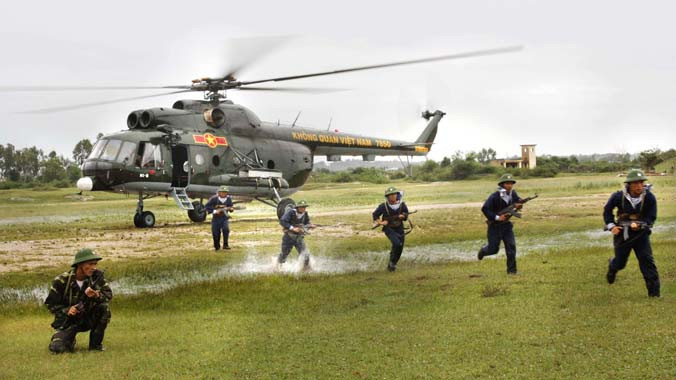 Trực thăng tập trận đổ quân đánh chiếm mục tiêu.