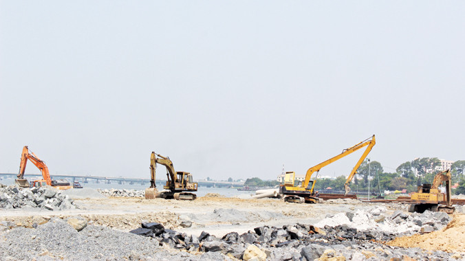 Công trường dự án lấn sông của Cty Toàn Thịnh Phát. Ảnh: Đ.M