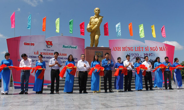 Các đại biểu cắt băng khánh thành công trình. Ảnh: Tuổi trẻ Bình Định.