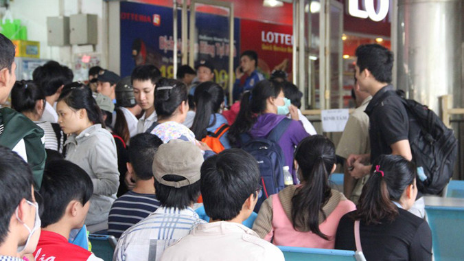 Bên trong khu vực bán vé đã chật kín người ngồi đợi để đến số thứ tự của mình