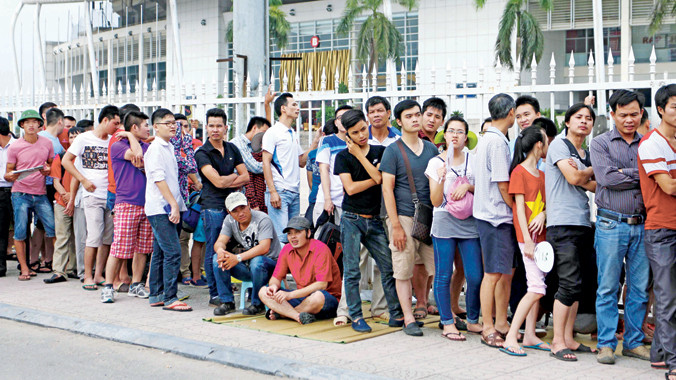 Người hâm mộ xếp hàng chờ mua vé trận giao hữu giữa ĐTVN và Manchester City. Ảnh: Như Ý
