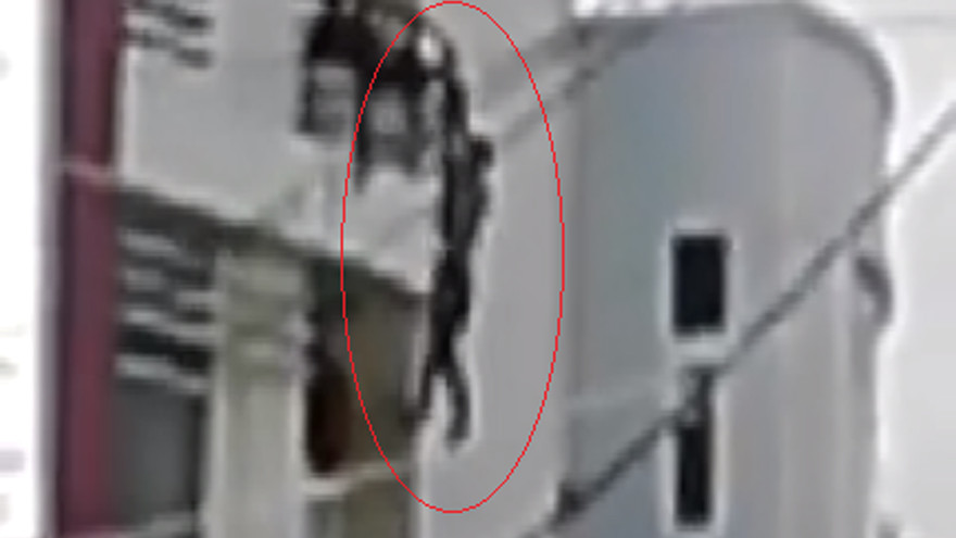 Thanh niên ngáo đá đu mình như người nhện