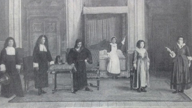 Hồi 2, cảnh 6: Cảnh Beline tố cáo thái độ hỗn láo của Angelique. Ông Vượng (trong vai Thomas Diafoirus); Ông Vĩnh (trong vai Diafoirus); Ông Duyệt (trong vai Argen); Cô Tửu (trong vai Toinette); Bà Kao (trong vai Angelique); Bà Tuất (trong vai Beline)